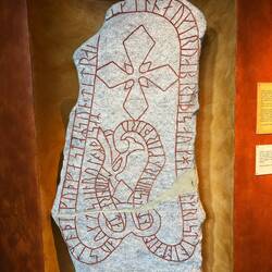 Pietra runica raffigurante il mostro