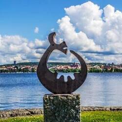 Statua cittadina che rappresenta il mostro