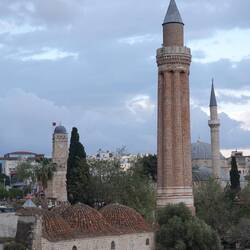 Yivli Minare aus dem 13. Jhd., eins der Wahrzeichen der Stadt.