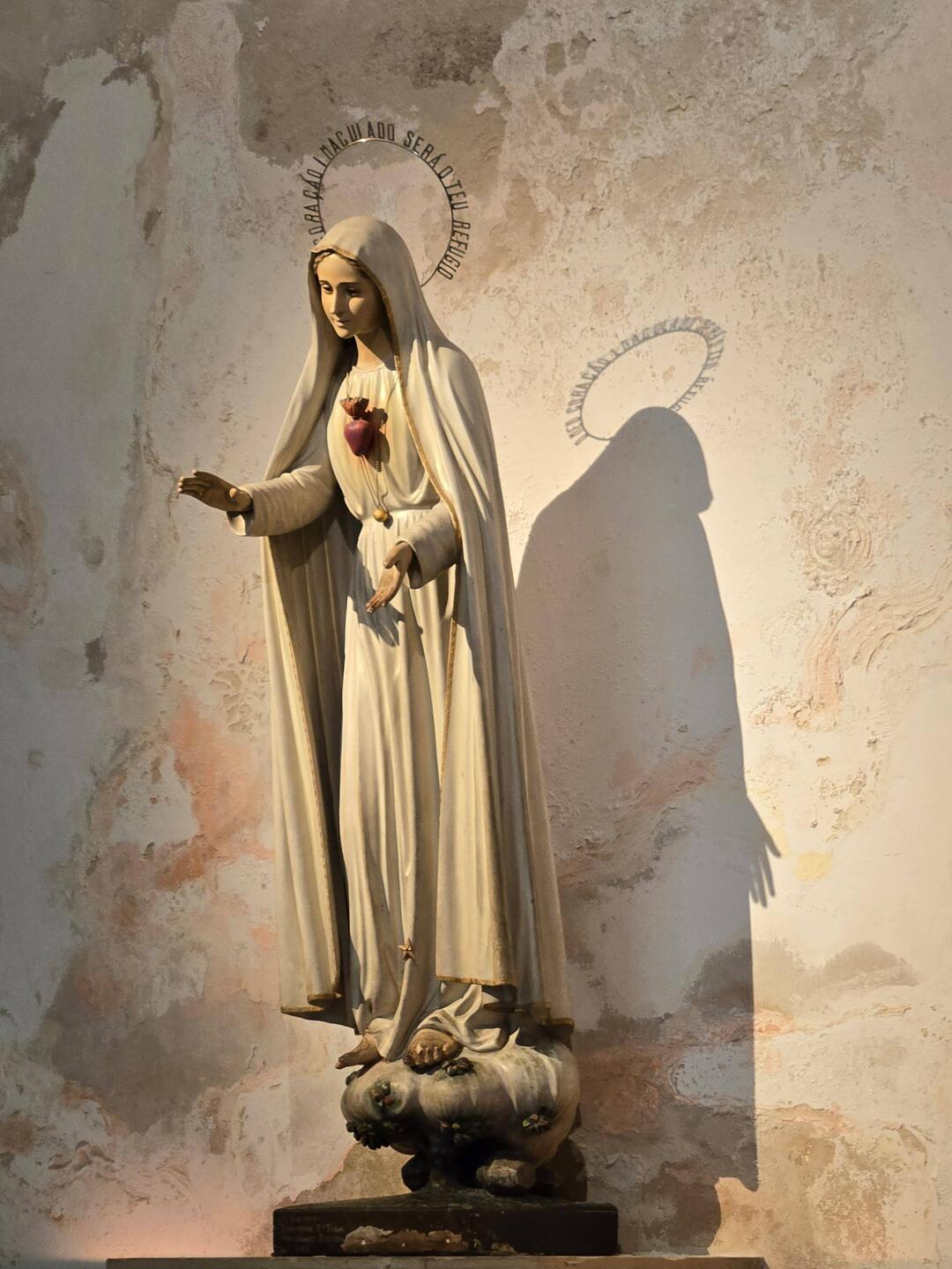 Notes the different aspects of the statue and the shadow