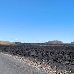 La colata lavica a fianco della strada