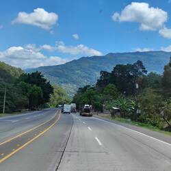 Das Schild verweist auf Fußgänger, die die Autobahn kreuzen könnten