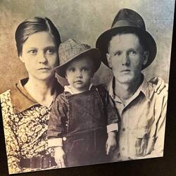 Der kleine Elvis mit seinen Eltern Gladys und Vernon