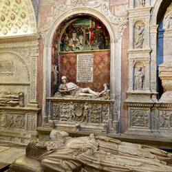 Hinten das Grab von Martín Vázquez el Doncel, davor das Doppelkenotaph von Fernando de Arce und Frau