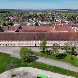 Stift im Hintergrund des Stiftsmeierhofs