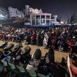 So parkt man Motorräder