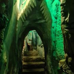 Durch das Maul eines Hais geht's nach oben