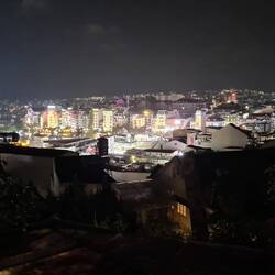 ...und den Blick auf die nächtliche Stadt