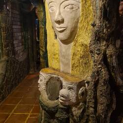 Gesichter und abgefahrene Figuren säumen die Gänge