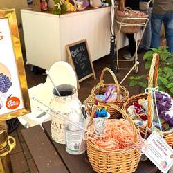 In diesem Kaffee gibts auf jedem Tisch etwas zu stricken - natürlich auch Kaffee und Kuchen 😊