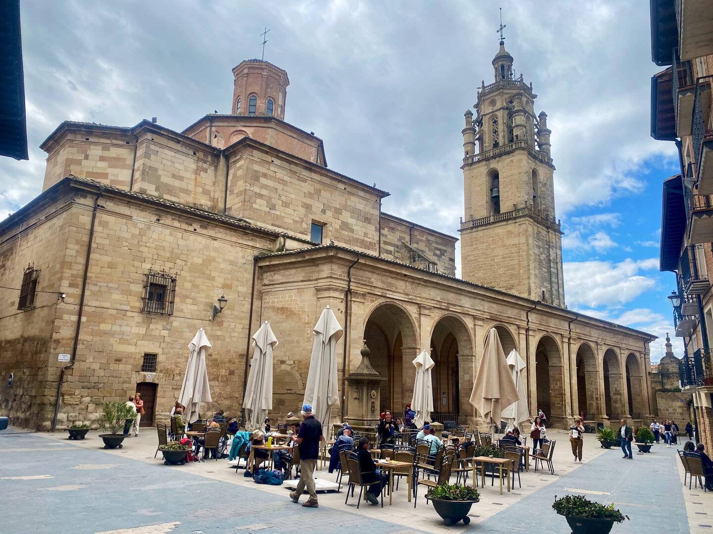 Plaza und Pfarrkirche Santa María