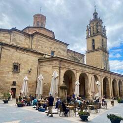 Plaza und Pfarrkirche Santa María