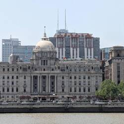 die Altstadtseite mit dem HSBC Building (Mitte) und dem Zollamt (rechts)