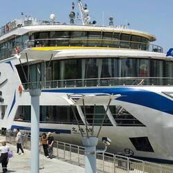 das Rundfahrtschiff