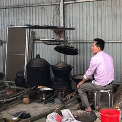 Séchage de piments dans un wok