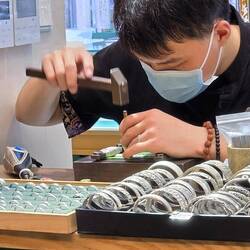 der Goldschmied hämmert