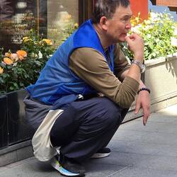 er ruht sich aus (typische Haltung wenn es keine Sitzgelegenheit gibt)