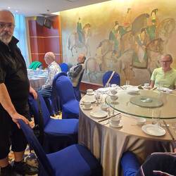 Abendessen am runden Tisch ( wie jeden Abend beim Chinesen)