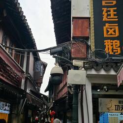 links und rechts ein Laden neben dem anderen