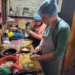 Zwei Stunden waren wir am Schnippeln, Rühren, Mahlen, Kochen, Kneten...