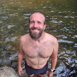 Da freut sich jemand über die Abkühlung!