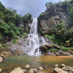 Carsten findet die Aussicht "ganz nett" und den Wasserfall auch sehr schön!