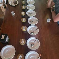 Nur noch kurz ziehen lassen, bevor wir aus jeder Tasse ein wenig Tee in unser Schnapsglas löffelten