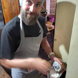 Carsten bei einer wichtigen OP der Kokosnuss