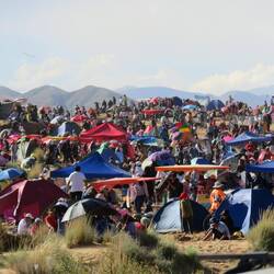 Vermutlich Osterversammlung außerhalb der Stadt Oruno