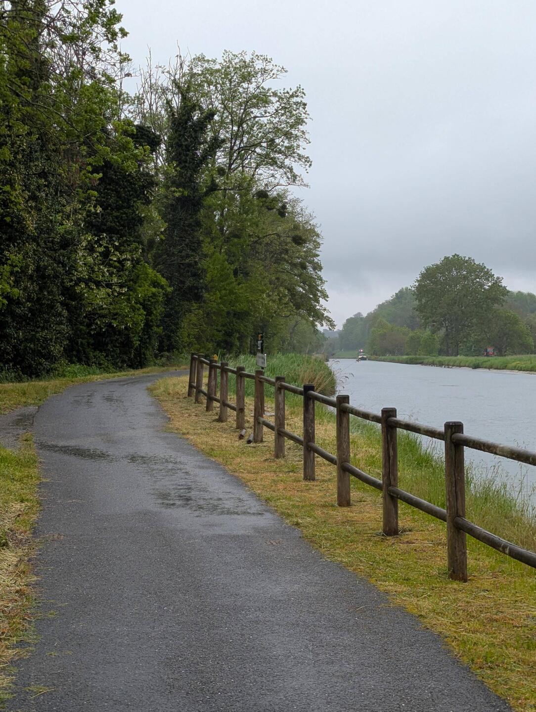 Sur le bord du canal latéral à la Garonne