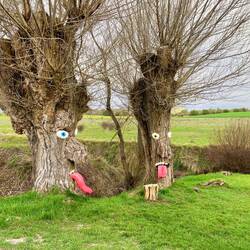 Interessante Gestalten beim Picknickplatz am Strassenrand