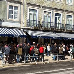 Die stellen sich hier an, um die berühmten Pasteis de Belem zu kaufen..