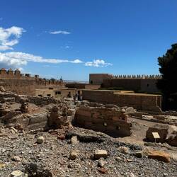 Ausgrabungen zeigen Wohnräume, Zisternen & Mauern aus maurischer & christlicher Zeit der Alcazaba.