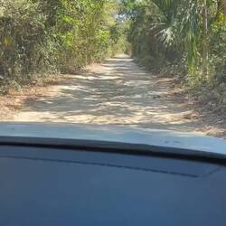 1,6 km bis zur nächsten asphaltierten Straße, die Stoßdämpfer finden das sicher nicht so toll 😜