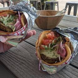 Boxenstopp am Foodtruck - Falafel Tzatziki mit mehr Zwiebeln als alles andere😅