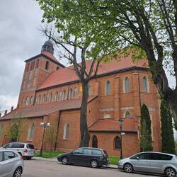 In Batoszyce gingen viele Menschen mit Körben in die Kirche, um sich das Essen dort segnen zu lassen