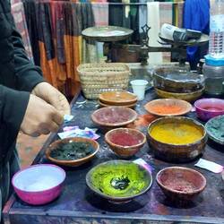 Damit wird Wolle gefärbt, nur natürliche Farbstoffe