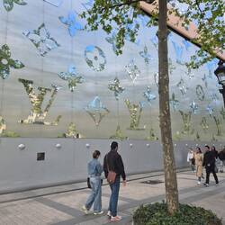 Eine Bauschutzwand von Louis Vuitton