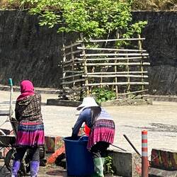 Femmes muongs au travail, elles restent élégantes !