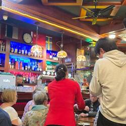 auch das Lokal sieht anders aus - mehr wie ein Pub