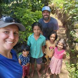 Diese Kinder wollten unbedingt ein Foto mit uns, und Schokolade