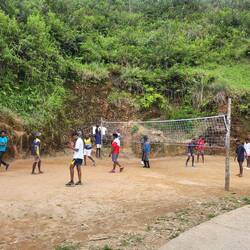 Der Feiertag wird in den Dörfern zur Entspannung genutzt. 10m weiter spielen die Kinder Cricket