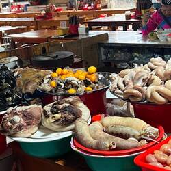 Tripes de porc farcies, testicules de coq, œufs tirés directs du ventre de la poule