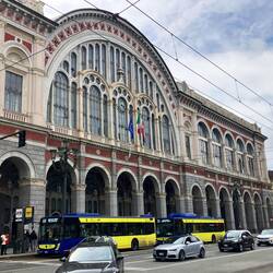 Zrugg bi de Stazione Porta Nuova. Zentrale Punkt vo allne öV