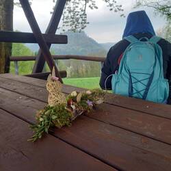 alle Rastplätze sind österlich geschmückt