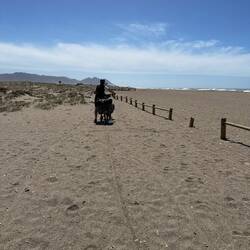 Keine Chance mit dem Gepäck (23Kilo ohne Wasser) durch den Sand zu fahren.