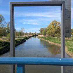 Kirche einfach mal vorstellen - ist hinter dem Baum versteckt