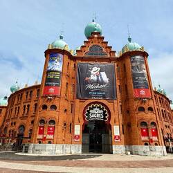 "Unter" diesem Gebäude befindet sich ein Einkaufszentrum und ein grosses Kino.