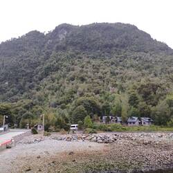 Blick zurück auf Caleta Gonzalo mit Lodge