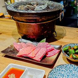 Yakiniku-Kneipe mit Wagyu-Grill in Osaka / Japan